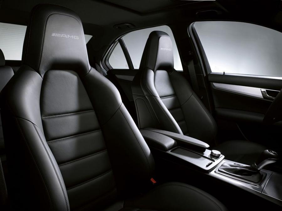  Mercedes-Benz C63 AMG 2008 года  (фото 2 из 26)